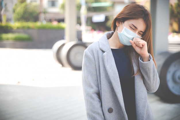 Donna asiatica che indossa una protezione per il viso nella prevenzione del coronavirus