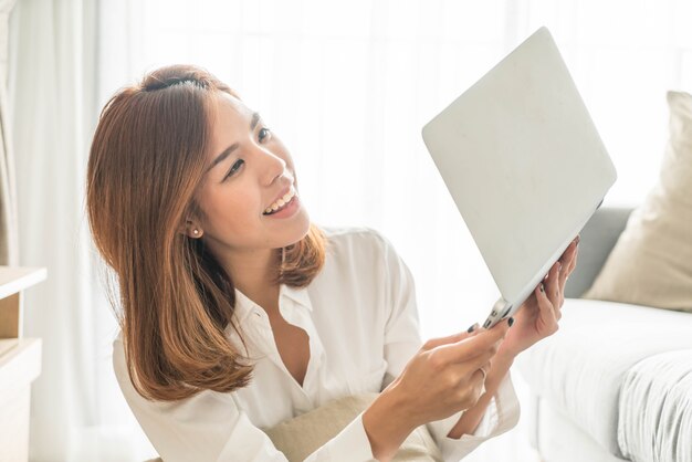 donna asiatica che lavora a casa