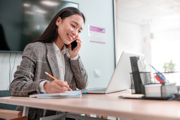 Donna asiatica che lavora nell'ufficio IT