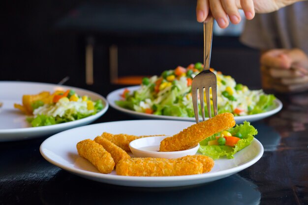 Donna asiatica che mangia cibo