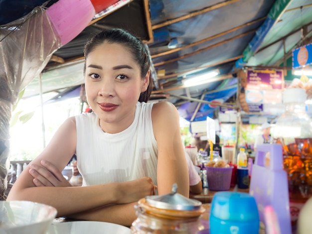 Donna asiatica che mangia tagliatella in ristorante locale tailandese in Tailandia.