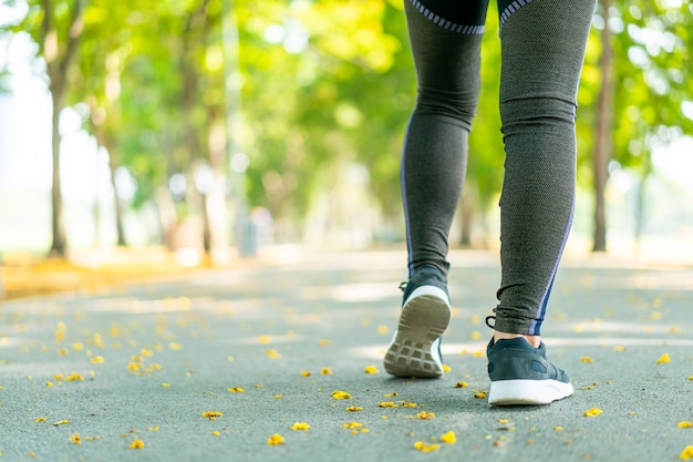 Donna asiatica che pareggia e che corre al parco