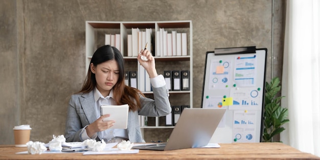 Donna asiatica che pensa intensamente preoccupata per la soluzione del problema online guardando lo schermo del laptop preoccupata donna d'affari asiatica seria concentrata sulla risoluzione di compiti difficili del computer di lavoro