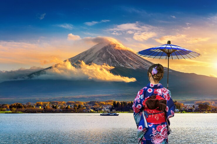 Donna asiatica che porta kimono tradizionale giapponese alla montagna di Fuji.