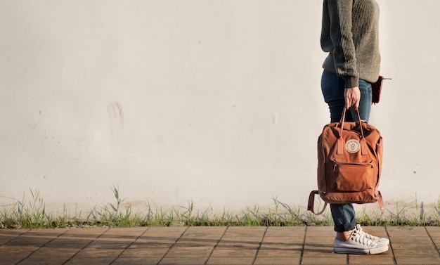 Donna asiatica che porta una borsa