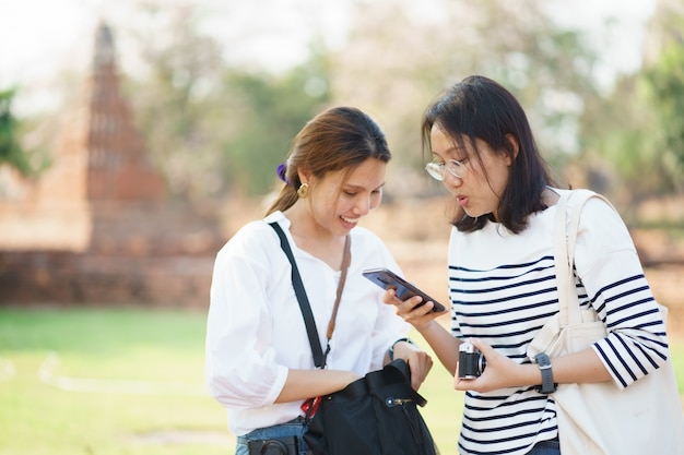 Donna asiatica che prende fotografia e che viaggia