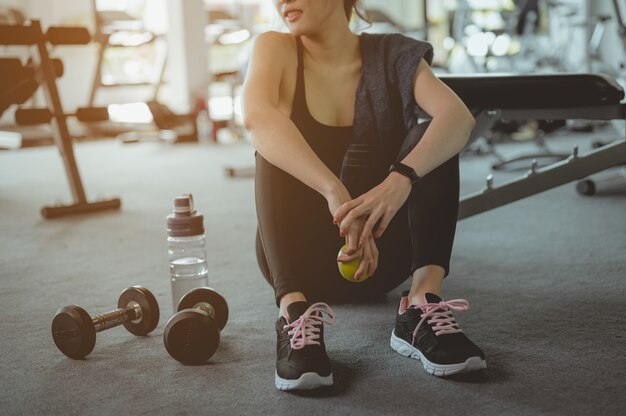 Donna asiatica che si esercita in palestra Giovane donna che si allena in forma fisica per la sua salute e l'ufficio