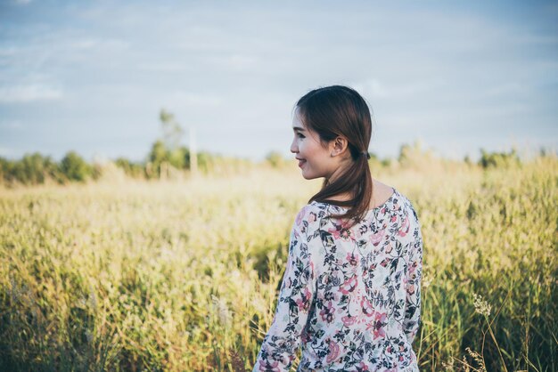 Donna asiatica che si sente triste per l'amore non richiesto nel concetto di ragazza fieldxAbreakheartoutdoorxA