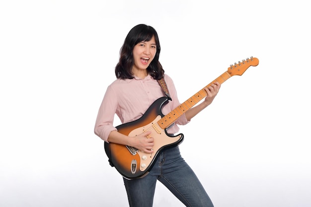 Donna asiatica che suona una chitarra elettrica vintage sunburst isolata su sfondo bianco