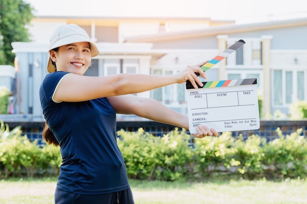 Donna asiatica che tiene la scheda dei colori dell'ardesia del film per l'industria cinematografica e televisiva