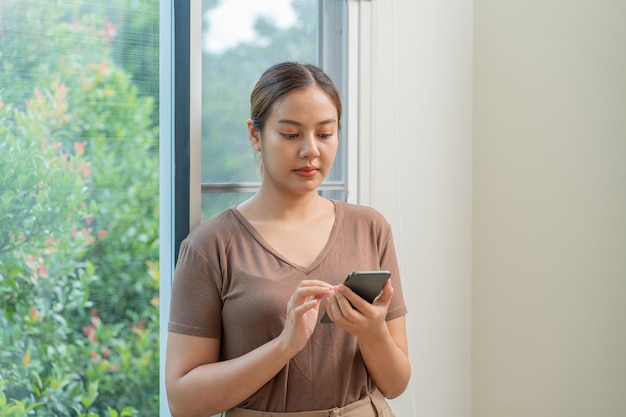 Donna asiatica che utilizza il telefono cellulare Concetto di social media online aziendale