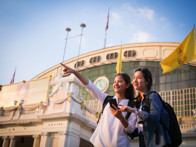 Donna asiatica che viaggia con il telefono cellulare