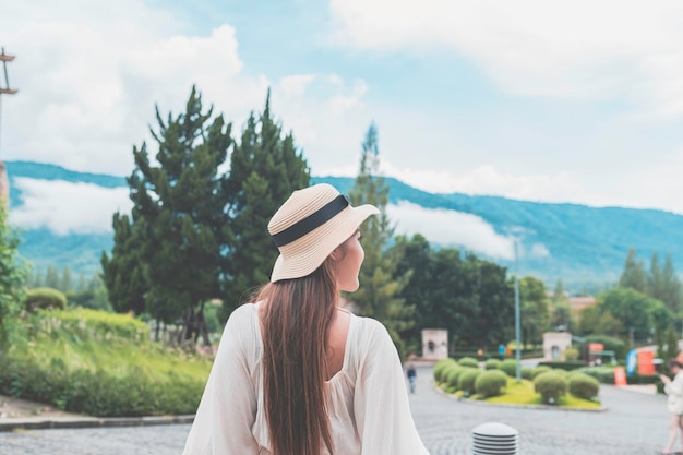 Donna asiatica che viaggia nello stile della città vecchia Italia Viaggio da soloStile di vita di una ragazza singleVista montagna con nebbia