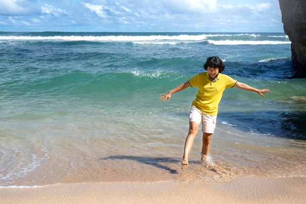 Donna asiatica che viaggia sulla spiaggia