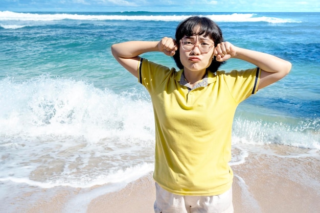 Donna asiatica che viaggia sulla spiaggia