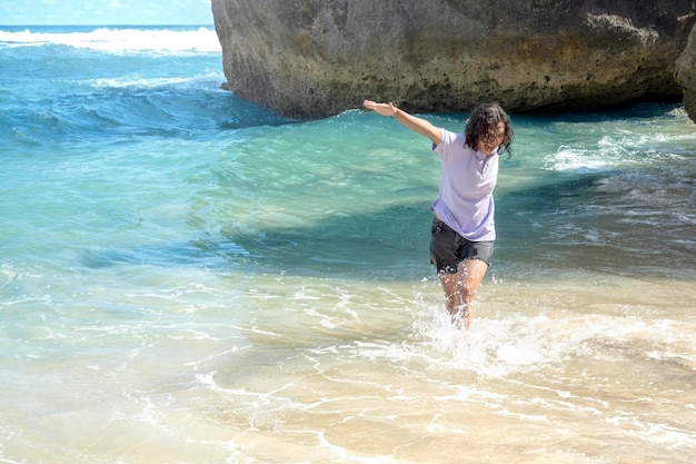 Donna asiatica che viaggia sulla spiaggia