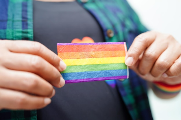 Donna asiatica con bandiera arcobaleno LGBT diritti dei simboli e uguaglianza di genere LGBT Pride Month a giugno