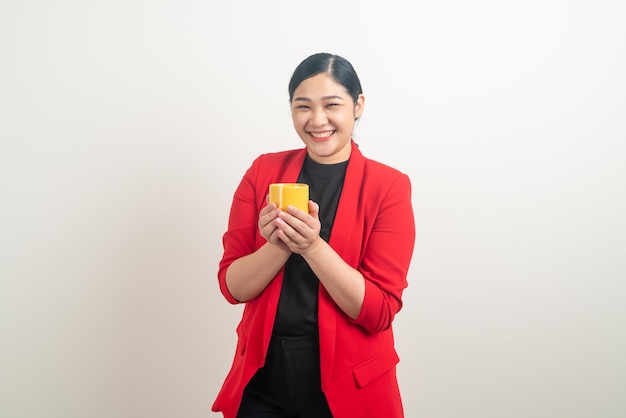 Donna asiatica con la mano che tiene la tazza di caffè su sfondo bianco