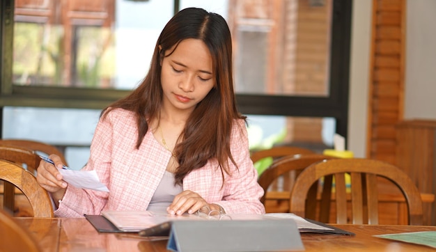 Donna asiatica con le parentesi graffe che ordina cibo