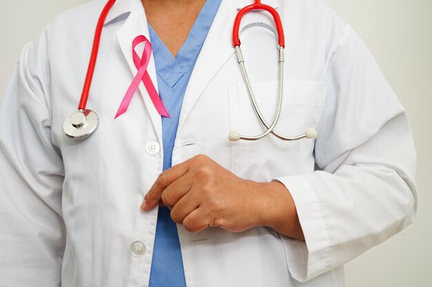 Donna asiatica con nastro rosa Giornata mondiale del cancro al seno a ottobre