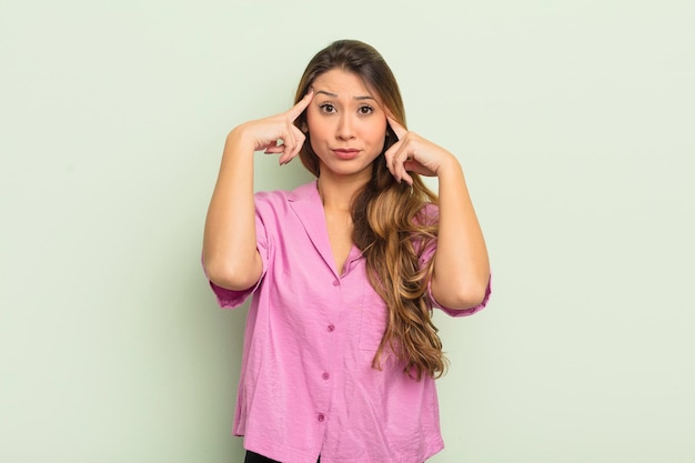 Donna asiatica con uno sguardo serio e concentrato che fa brainstorming e pensa a un problema impegnativo