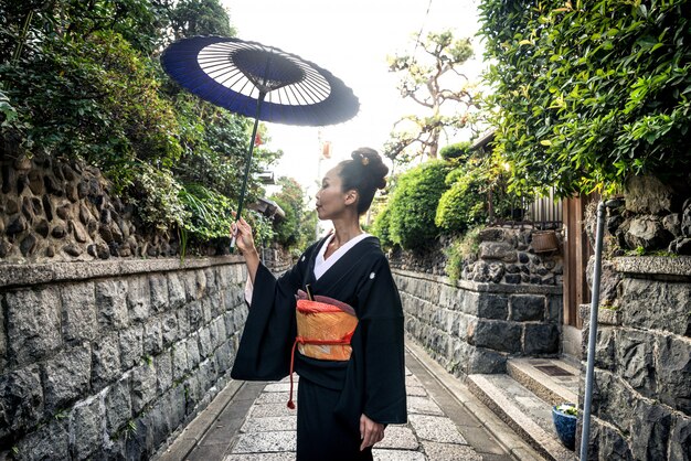 Donna asiatica con yukata che cammina a Kyoto, Giappone