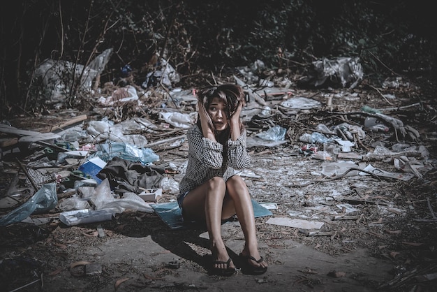 Donna asiatica da lasciare sola in Un luogo per lo smaltimento dei rifiutitriste concetto di donna