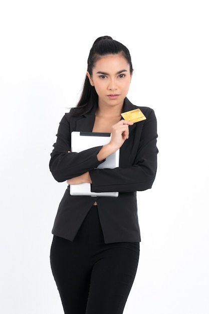 Donna asiatica di affari del ritratto con la carta di credito e la compressa della tenuta in mano isolate su fondo bianco. Concetto di business e marketing online.