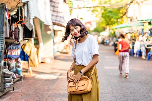 Donna asiatica felice e bella che viaggia a Khao Sarn Road, Tailandia