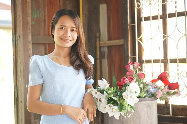 Donna asiatica felice in una caffetteria