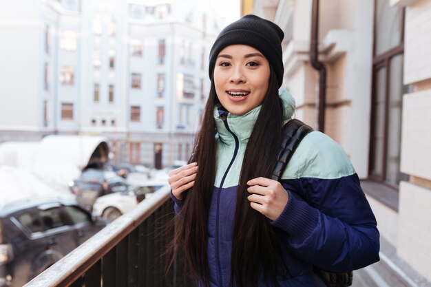 Donna asiatica felice in vestiti caldi