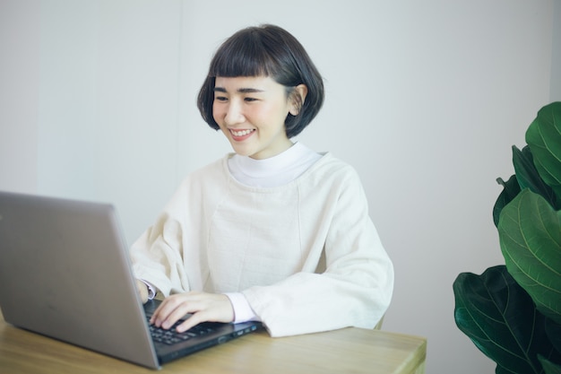 Donna asiatica felice lavoro da casa