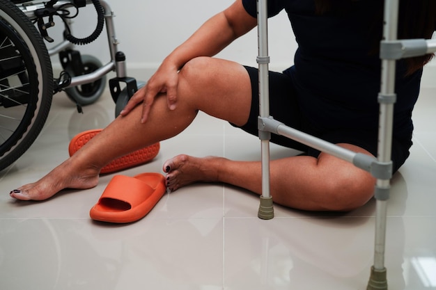 Donna asiatica ferita da caduta su superfici scivolose con deambulatore a casa