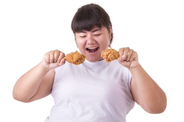 Donna asiatica grassa che tiene e che mangia pollo fritto
