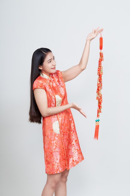 Donna asiatica in abito lungo in cinese tradizionale