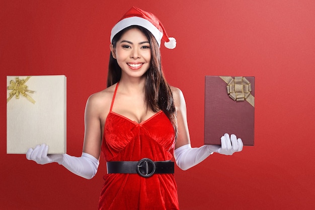 Donna asiatica in confezione regalo di Santa costume azienda con sfondo rosso