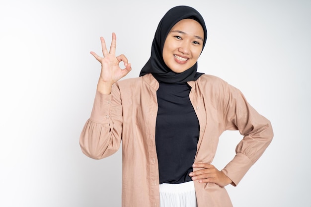 Donna asiatica in hijab sorridente con il gesto giusto