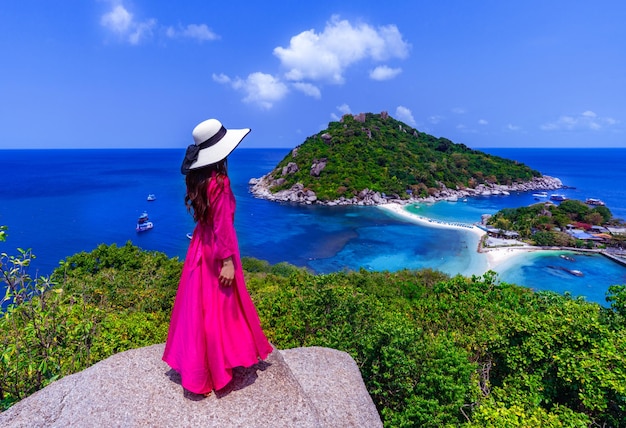 Donna asiatica in piedi sul punto di vista dell'isola di Koh Nangyuan, provincia di Surat Thani, Thailandia