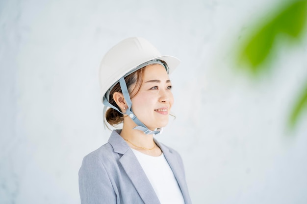 Donna asiatica in un vestito che indossa un casco all'interno