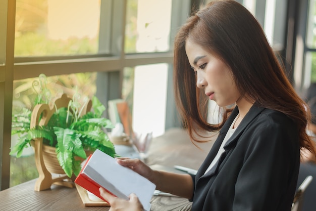 Donna asiatica leggendo un libro per il relax