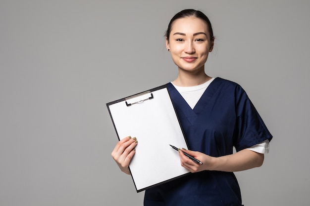 Donna asiatica medica del medico che mostra la lavagna per appunti del segno