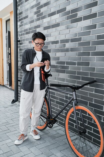 Donna asiatica moderna con bicicletta
