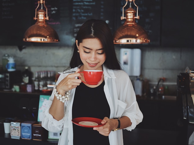 Donna asiatica nel funzionamento della caffetteria