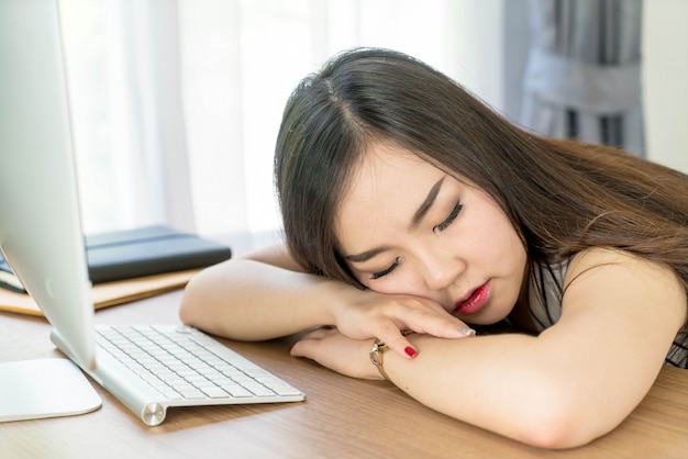 donna asiatica pigra che dorme nell&#39;ufficio