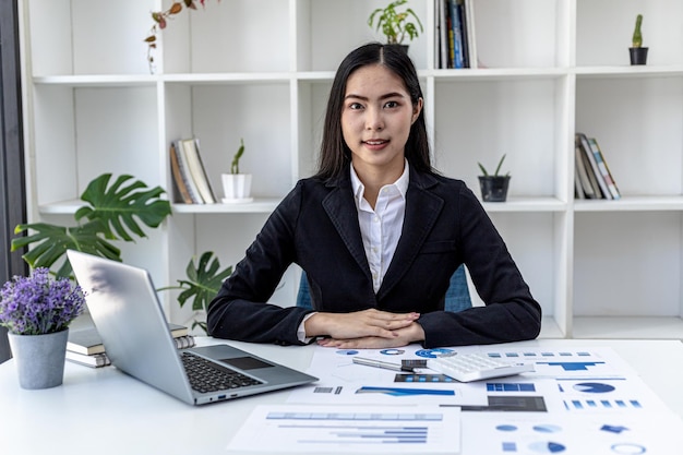 Donna asiatica seduta in un ufficio privato, è una giovane donna d'affari, leader femminile, donna asiatica che acconsente ad essere leader e leader, donna lavoratrice. Concetto di donna d'affari.