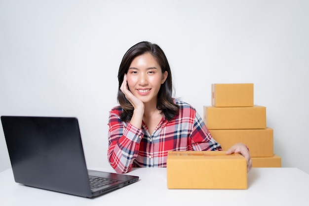 Donna asiatica Start up per Business Online. Persone con lo shopping online imprenditore PMI o concetto di lavoro freelance.