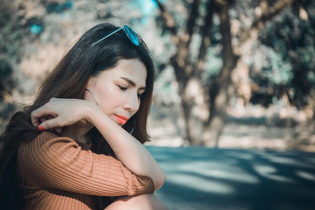 Donna asiatica triste dall'amoreSi preoccupa perché lo stress del fidanzatoIl concetto di donna spezzata dal cuoreLa gente della Thailandia