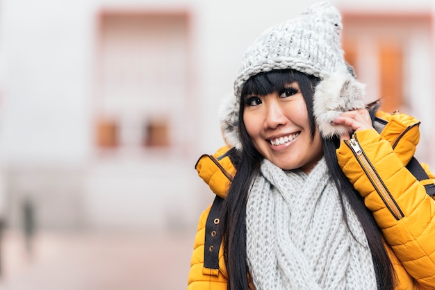 Donna asiatica turistica in strada europea. Concetto di turismo.