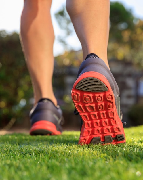 Donna atleta scarpe sano stile di vita attivo concetto