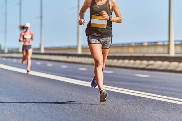 Donna atletica che pareggia in abiti sportivi in città